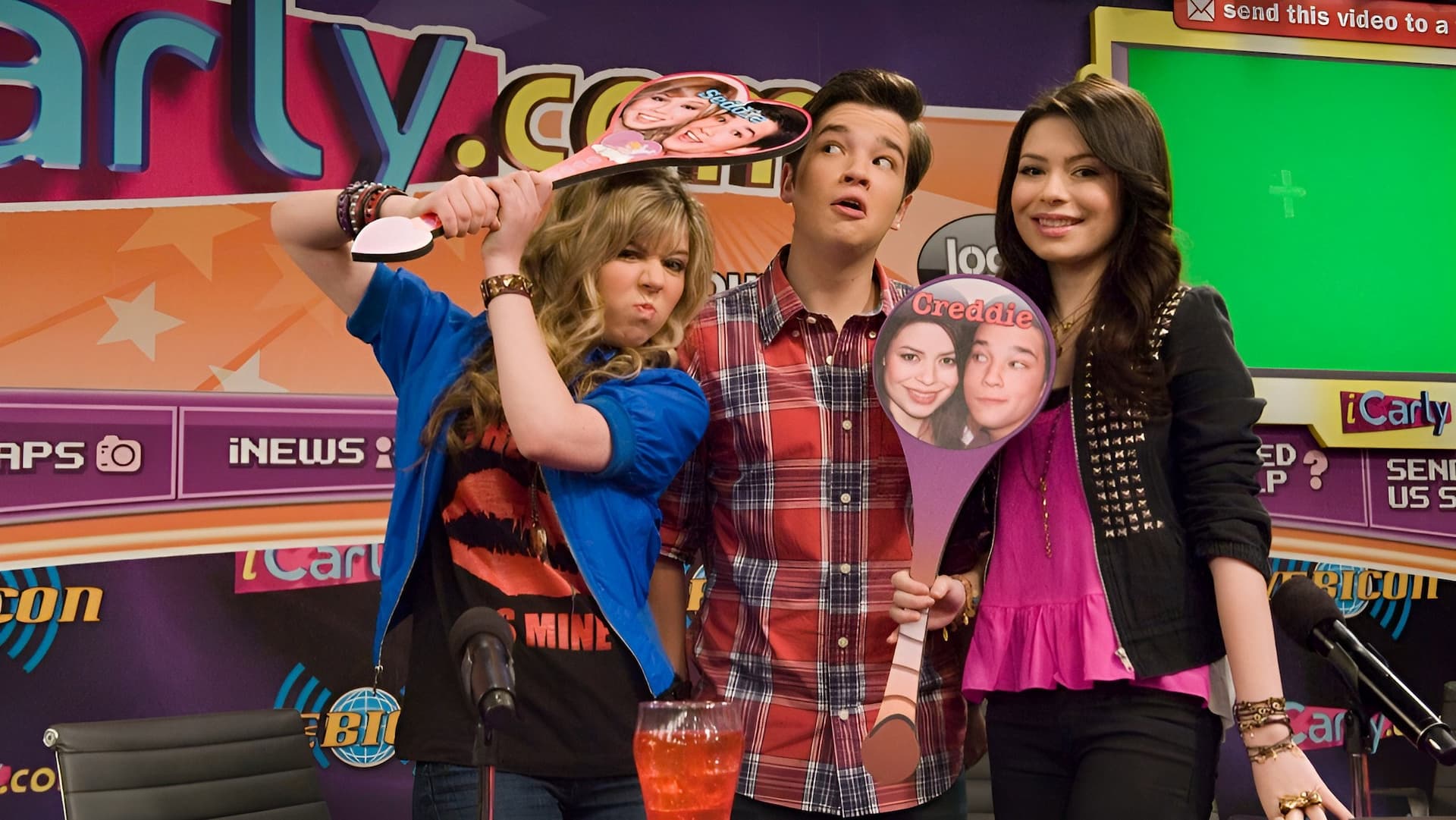 iCarly: iStart a Fan War